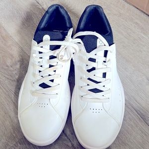 On the Roger advantage white shoes like new condition